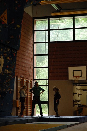 Bild vergr&ouml;&szlig;ern: Sportlich an der Kletterwand