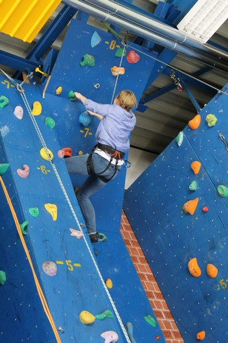 Bild vergr&ouml;&szlig;ern: Sportlich an der Kletterwand