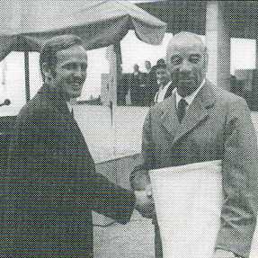 Bild vergrößern: Bürgermeister Dr. Peter Schmidt gratuliert dem Hamburger Unternehmer Theo Urbach anläßlich des Richtfestes 1974