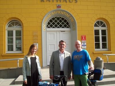 Fanrradfahren für einen guten Zweck<br/>Oliver Trelenberg (re) wird auf seiner Deutschlandtour von Bürgermeister Rainer Voß und Stadtmarketingkoordinatorin Lisa Niggeweg in Ratzeburg begrüßt