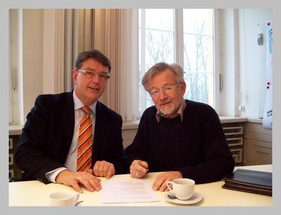 Bild vergrößern: Bürgemeister Rainer Voß und Seniorenbeiratsvorsitzender Klaus-Jürgen Mohr