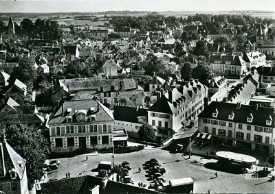 Bild vergrößern: 50 Jahre Städtepartnerschaft mit Châtillon-sur-Seine - La Grande Place et la Poste
