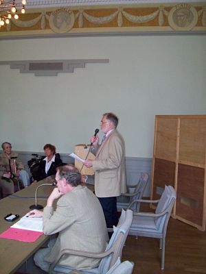 Bild vergrößern: Erster Stadtrat Heinz Suhr eröffnet die Seniorenbeiratswahl