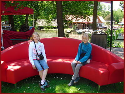 Bild vergr&ouml;&szlig;ern: Kinderreporter Anna Meyer und Hannah Reunitz (v.l.): 