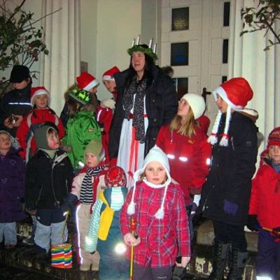 Bild vergr&ouml;&szlig;ern: Ratzeburger Inseladvent 2010 - Luciabesuch aus Str&auml;ngn&auml;s