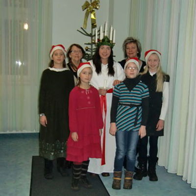 Bild vergr&ouml;&szlig;ern: Ratzeburger Inseladvent 2010 - Luciabesuch aus Str&auml;ngn&auml;s