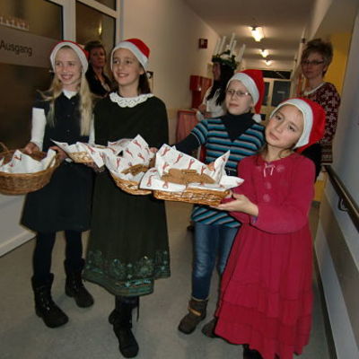Bild vergr&ouml;&szlig;ern: Ratzeburger Inseladvent 2010 - Luciabesuch aus Str&auml;ngn&auml;s