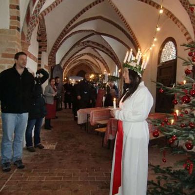 Bild vergr&ouml;&szlig;ern: Ratzeburger Inseladvent 2010 - Luciabesuch aus Str&auml;ngn&auml;s