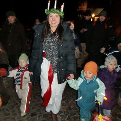 Bild vergr&ouml;&szlig;ern: Ratzeburger Inseladvent 2010 - Luciabesuch aus Str&auml;ngn&auml;s