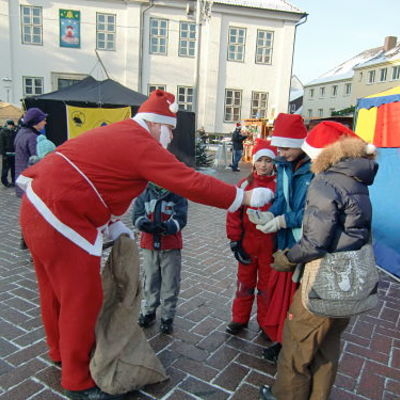 Bild vergr&ouml;&szlig;ern: Ratzeburger Inseladvent 2010 - Weihnachtsmann auf dem Marktplatz