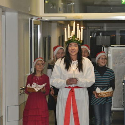 Bild vergr&ouml;&szlig;ern: Ratzeburger Inseladvent 2010 - Luciabesuch aus Str&auml;ngn&auml;s