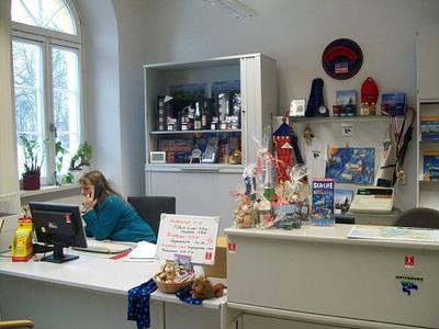 Bild vergrößern: Im Rathaus konnte Emi viele verschiedene Eindrücke sammeln, im Tourismusbüro bei Katrin Rohde und Kerstin Löchel....