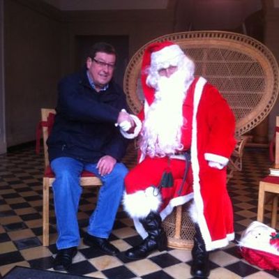 Bild vergr&ouml;&szlig;ern: Ratzeburger Inseladvent 2011 - B&uuml;rgervorsteher Ottfried Feu&szlig;ner begr&uuml;&szlig;t den Weihnachtsmann