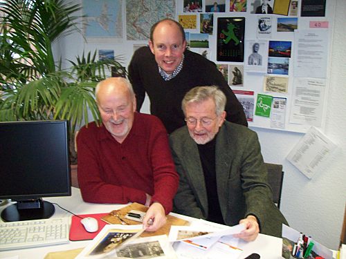 Bild vergrößern: (vl.) Hans-Joachim Höhne, Stadtarchivar Christian Lopau, Klaus-Jürgen Mohr