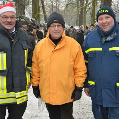 Bild vergr&ouml;&szlig;ern: Ratzeburger Inseladvent 2012 - (vl.) Wehrf&uuml;hrer Michael Dawert, B&uuml;rgervorsteher Ottfried Feu&szlig;ner und Klaus Haar vom THW Ratzeburg waren mit dem Inseladvent sehr zufrieden