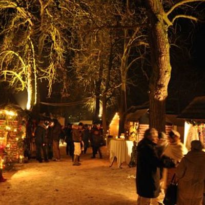 Bild vergrößern: Ratzeburger Inseladvent 2012 - Weihnachtsstände auf dem Palmberg