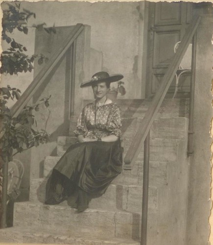 Bild vergrößern: Aenne Raaz vor ihrem Haus in der Lübecker Straße 19