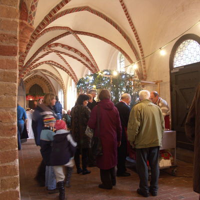 Bild vergr&ouml;&szlig;ern: Ratzeburger Inseladvent 2010 - Basar im Kreuzgang