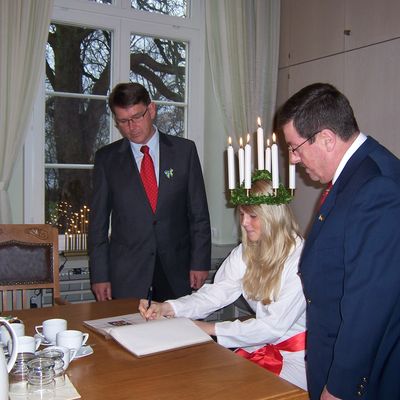 Bild vergr&ouml;&szlig;ern: Ratzeburger Inseladvent 2007 - Luciabesuch aus Str&auml;ngn&auml;s