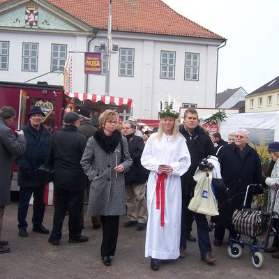 Bild vergr&ouml;&szlig;ern: Ratzeburger Inseladvent 2008 - Luciabesuch aus Str&auml;ngn&auml;s