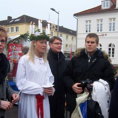 Bild vergr&ouml;&szlig;ern: Ratzeburger Inseladvent 2008 - Luciabesuch aus Str&auml;ngn&auml;s