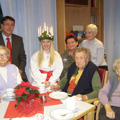 Bild vergr&ouml;&szlig;ern: Ratzeburger Inseladvent 2009 - Luciabesuch aus Str&auml;ngn&auml;s