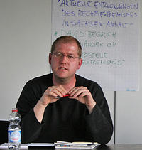 Bild vergrößern: David Begrich von der Arbeitsstelle Rechtsextremismus bei Miteinander e.V. Magdeburg