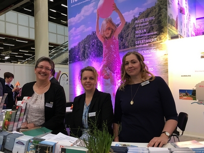 Freude &uuml;ber zahlreiche Gespr&auml;che (vl.) Claudia Winkel (M&ouml;lln), Katrin Jester (Ratzeburg) und Dorothee Meyer (Lauenburg)