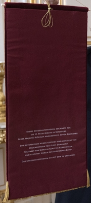 Bild vergrößern: Inschrift des Kanzelantependiums ... angefertigt in »Selskabet for Kirkeling Kunst« in Kopenhagen (Paramentenwerkstatt) nach einem Entwurf von Königin Margrethe II. von Dänemark