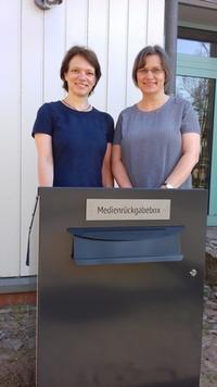 Bild vergr&ouml;&szlig;ern: Dayana Stolz und B&uuml;chereileiterin Marlies Kr&ouml;plin-Scheer pr&auml;sentieren die neue Medienr&uuml;ckgabebox f&uuml;r Stadtb&uuml;cherei