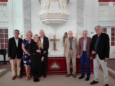 In Geschichte und Gegenwart verbunden Dänische Sponsoren besichtigen das restaurierte Altarantependium in der Stadtkirche St. Petri