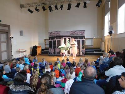 Dörte Kiehn vom TANDERA-Theater unterhielt Kindern aus vielen Ländern mit der Geschichte des "Kleinen Ritter"