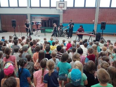  Das dänische Ensemble PHØNIX und die chinesischen Guzheng-Spielerin Sangka faszinieren und begeistern die Kinder der Grundschule Ratzeburg bei ihren Schulkonzerten