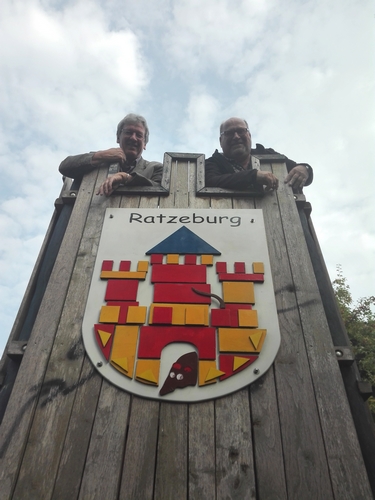 Ein neues Wappen für "Ratzeburgs Burgfried" (vl.) Heinrich Meyer, Stadt Ratzeburg, Andreas Brandt, Stadtjugendpfleger