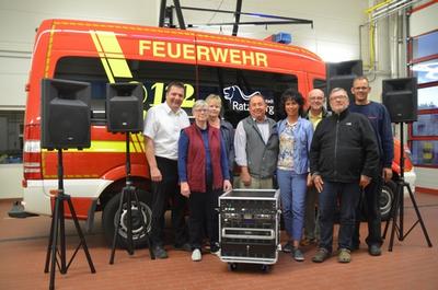 orstand des Fördervereins der freiwilligen Feuerwehr Ratzeburg e.V.  übergbt die neue Lautsprecheranlage für die Feuerwehr Ratzeburg