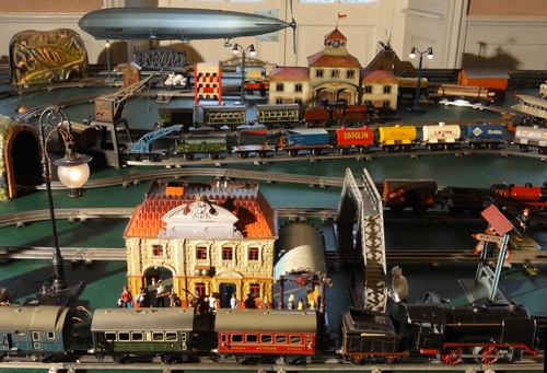 Bild vergrößern: Weihnachtsschmuck aus alter Zeit - Eisenbahn mit Zeppelin