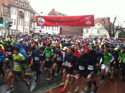 Start der L&auml;uferfeldes beim 29. Ratzeburger Adventslauf