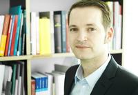 Bild vergr&ouml;&szlig;ern: Jan Rathje ist Politikwissenschaftler. Er studierte in Potsdam und Greifswald mit den Schwerpunkten Rechtsextremismus und Politische Theorie. Von 2013 bis 2014 war er in der mobilen Beratung gegen Rechtsextremismus t&auml;tig. In dieser Funktion leitete er Workshops f&uuml;r Multiplikatorinnen und Multiplikatoren sowie Jugendliche im Bereich Rechtsextremismus, Rassismus und Antisemitismus. F&uuml;r die Amadeu Antonio Stiftung verfasste er 2014 die Brosch&uuml;re &raquo;Wir sind wieder da