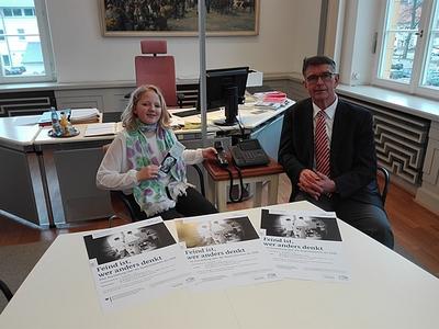 Florentine H&uuml;bner vom M&ouml;llner Narion-D&ouml;nhoff-Gymnasium (li.) scnhupperte beim "Girl's day" in den Arbeitsalltag von Ratzeburgs B&uuml;rgermeister Rainer Vo&szlig;