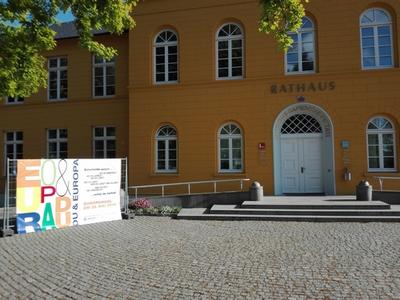 Ein "Europa-Banner" errinnert vor dem Ratzeburger Rathaus an die bevorstehende Europawahl, zu der auch der Wahl-O-Mat der Landeszentrale f&uuml;r politische Bildung Station machen m&ouml;chte