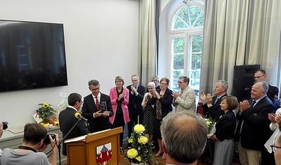 B&uuml;rgervorsteher Ottfried Feu&szlig;ner dankt B&uuml;rgermeister Rainer Vo&szlig; im Namen der Ratzeburger Stadtvertretung f&uuml;r die geleistete Arbeit der vergangenen 12 Jahre