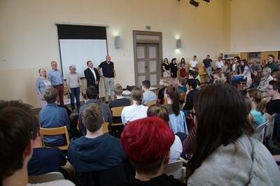 Kommunalpolitiker*innen aus Ratzeburg und dem Amt Lauenburgische Seen beteiligten sich aktiv am Planspiel "PIMP YOU TOWN! Ratzeburg" in der Ernst-Barlach-Schule