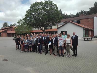 1,4 Millionen f&uuml;r Gemeinschaftsschule Lauenburgische Seen: Ministerpr&auml;sident Daniel G&uuml;nther &uuml;berreicht F&ouml;rderbescheid an Schulverbandsvorsteherin Julia Stricker (Bildmitte) in Ratzeburg