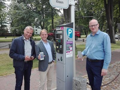 EasyPark in Ratzeburg - B&uuml;rgermeister Gunnar Koech (li.) und Kolja Pantelmann (re.), Leiter der Ratzeburger Wirtschaftsbetriebe, lassen sich von Maks Bradtm&ouml;ller die EasyPark-App demonstrieren