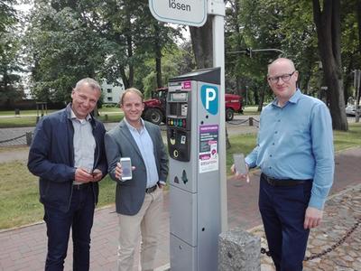 EasyPark in Ratzeburg - Bürgermeister Gunnar Koech (li.) und Kolja Pantelmann (re.), Leiter der Ratzeburger Wirtschaftsbetriebe, lassen sich von Maks Bradtmöller die EasyPark-App demonstrieren