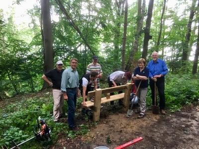 Mitglieder des Rotary Clubs Ratzeburg-Alte Salzstra&szlig;e bauen eine Sitzbank am Rundweg um den K&uuml;chensee auf. Zweite von rechts ist Clubpr&auml;sidentin Ulrike Borghardt-Sohns, zweiter von links Rainer Vo&szlig;, der die Idee dazu hatte. 