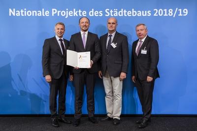 Der Parlamentarische Staatssekret&auml;r Marco Wanderwitz (2.vl.) &uuml;berreicht die F&ouml;rderurkunde aus dem  "Nationale Projekte des St&auml;dtebaus" im Beisein von von CDU-Bundestagsabgeordneten Norbert Brackmann (re.) an Ratzeburgs B&uuml;rgermeister Gunnar Koech (li.) und