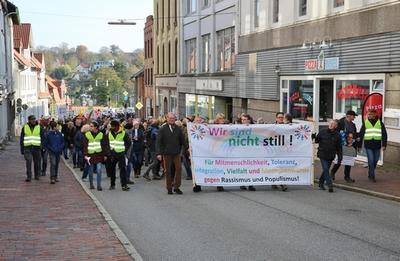 "Wir sind nicht still!" - Eindruchsvolle Kundgebung f&uuml;r Mitmenschlichkeit und Respekt in Ratzeburg