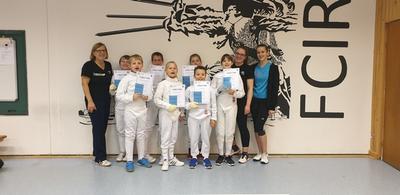 Voller Stolz pr&auml;sentieren die Ratzeburger Nachwuchsfechterinnen und -fechter ihre Urkunden und Fechtp&auml;sse. Links im Bild Trainerin Sigrid Kiehl, rechts die Assistentinnen Alina Schr&ouml;der und Marlin Hack.
