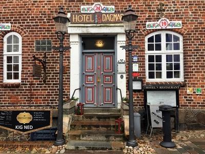 Das alte Riber Hotel Dagmar am Markt ist als ein Adventskalender verkleidet